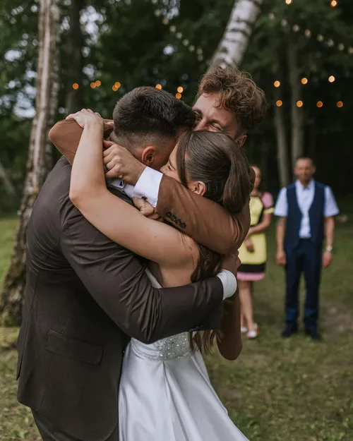 Apsikabine ir laimingi zmones