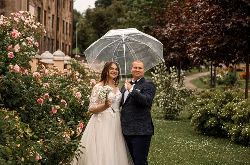 Jaunieji gamtoje su skeciu rankoje