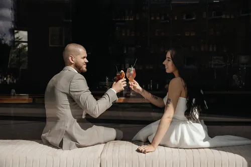 Jaunieji sedi ir geria kokteilius