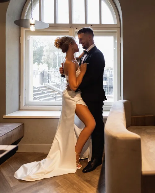 Jaunieji stovi prie lango