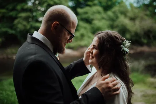 Jaunikis ir jaunoji gamtoje prie upes