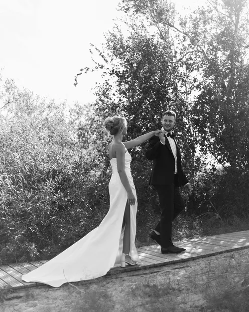 Jaunikis veda nuotaka prie juros