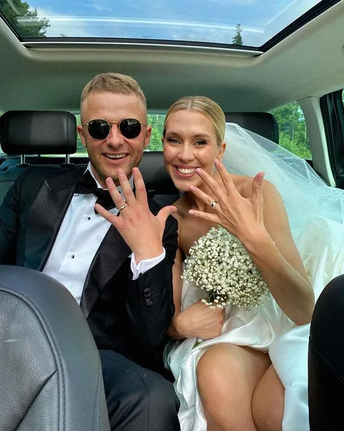 Laimingi jaunieji automobilyje