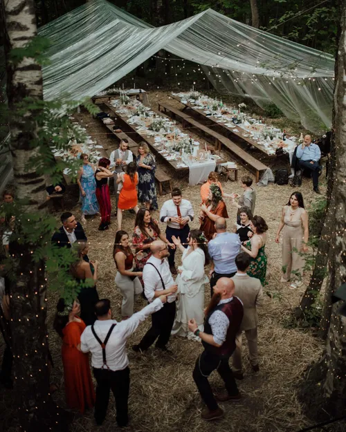 Laimingi zmones vestuvese gamtoje