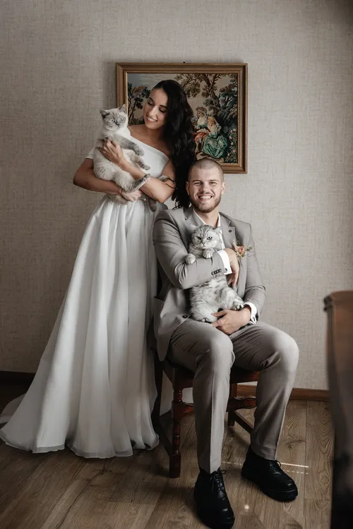 Nuotaka ir jaunikis rankose laiko katinus