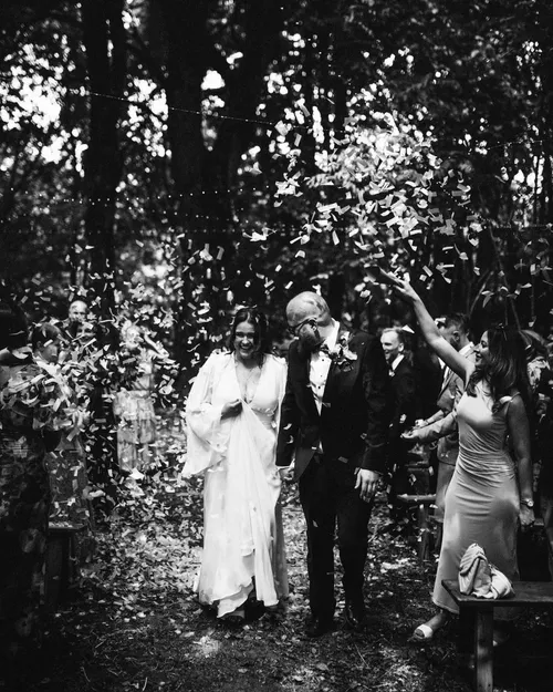 Sveciai meta ziedlapius ant jaunuju